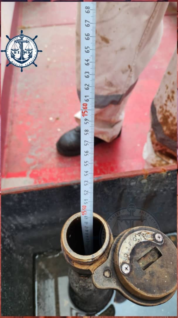 Ullage tape reading at a tank sounding pipe